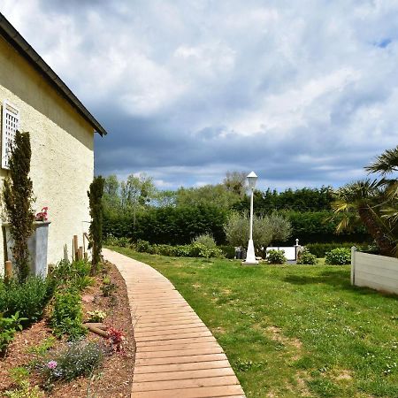 Superb Holiday Home Near The Beach Quinéville Exterior foto